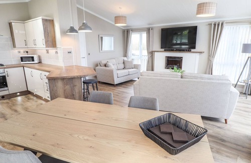 Grantham Cabin | 101 WATERS EDGE, with a garden in Marston, Lincolnshire