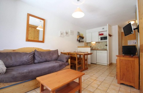 Lanslevillard Apartment | 10m from ski slopes, 2nd floor, balcony, tv, ski locker, 25m², Val Cenis