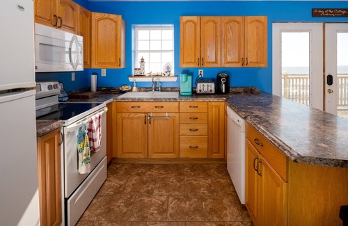 Amherst House | 10M From the Ocean! Upper Suite with Amazing Views - Highest Tides in the World