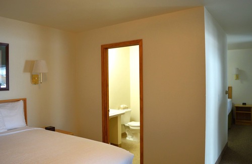 Columbia Falls Hotel | #11 TWO QUEEN BEDS with WiFi and AC in charming Columbia Falls