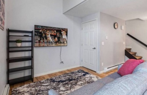 South Perry District Apartment | 1114 E 8th · GONZAGA theme townhome w/King bed 6 mins to campus