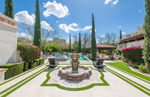 Mirada Los Arcos House | 11BR Paradise Valley Resort | Sleeps 30 | Heated Pool, Swim-Up Bar, Casita!