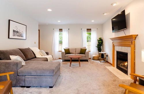 Gansevoort House | 12 Min to Saratoga! Pet Friendly, Spacious, Peaceful and Inviting