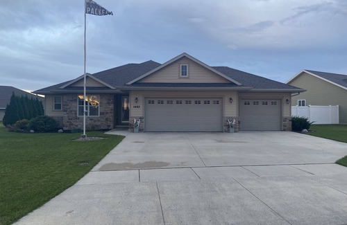 De Pere House | 12 MINUTES AWAY FROM LAMBEAU! Come stay for the 2025 NFL DRAFT!