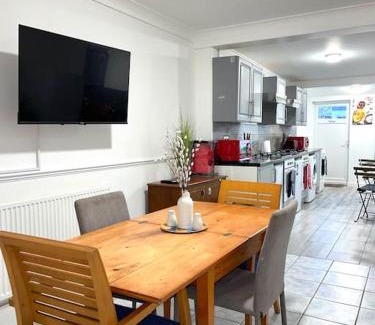 Havering Park Apartment | 12 Penn Gardens - Apart 4