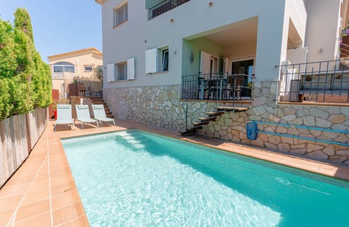 Pals Apartment | 120 m² Apartment ∙ 3 bedrooms ∙ 4 guests