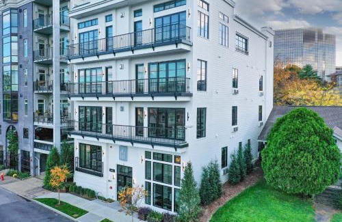 West End House | 121 Hotel Floor 1 2 by AvantStay Sleeps 34 10 Units in Nashville
