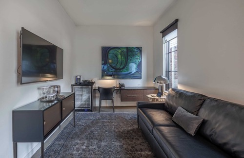 West End Cottage | 121 Hotel Floor 1 & 2 by Avantstay Sleeps 34, 10 Units in Nashville