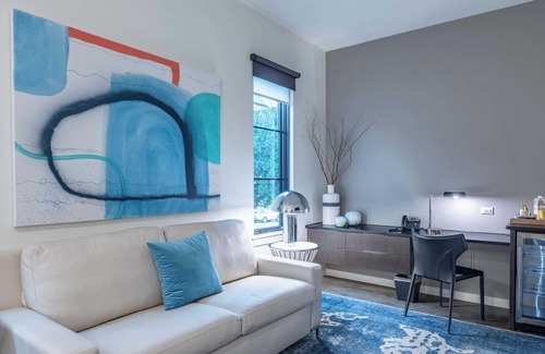 West End Cottage | 121 Hotel Floor 1 & 2 by Avantstay Sleeps 34, 10 Units in Nashville