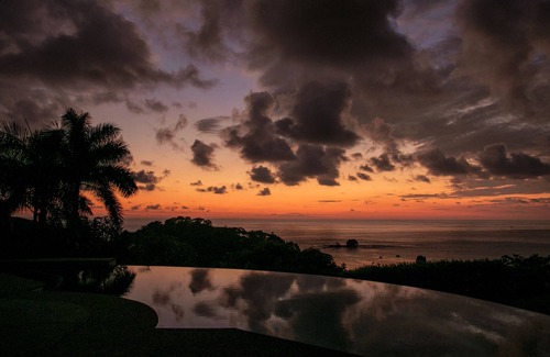 Dominicalito Villa | 127 5 STAR REVIEWS, SUNSETS 365, INFINITY EDGE POOL, WHITE WATER OCEAN VIEW