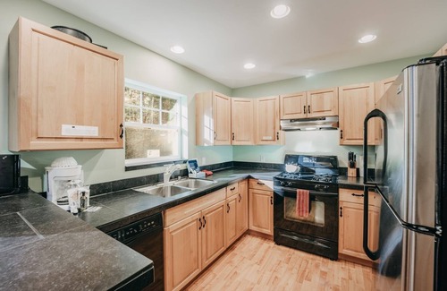 Glacier Cabin | 12gs - Bbq - Wifi - Dishwasher - Sleeps 4 2 Bedroom Home by RedAwning