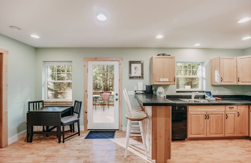Glacier Cabin | 12gs - Bbq - Wifi - Dishwasher - Sleeps 4 2 Bedroom Home by RedAwning