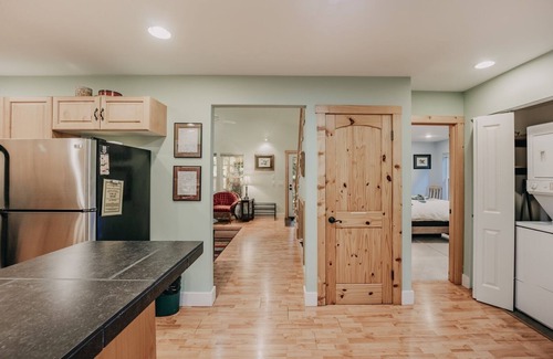 Glacier Cabin | 12gs - Bbq - Wifi - Dishwasher - Sleeps 4 2 Bedroom Home by RedAwning