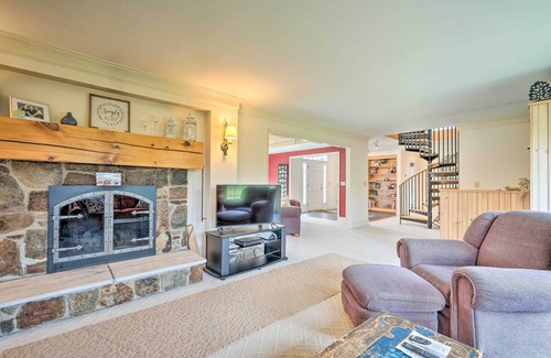 Manchester Center House | 13-Acre Manchester Retreat: 13 Miles to Bromley!