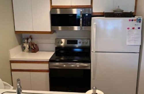 Quincy Condo | #13 condo by large pool/hot tub/Gorge Shuttle-book separately