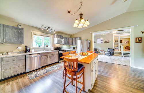 Highview House | 14 Mi to Dtwn Louisville: Holiday Vacation Home!