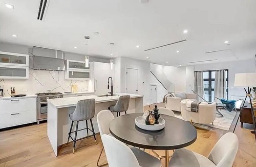 West Hollywood House | 1408 N Poinsettia Pl