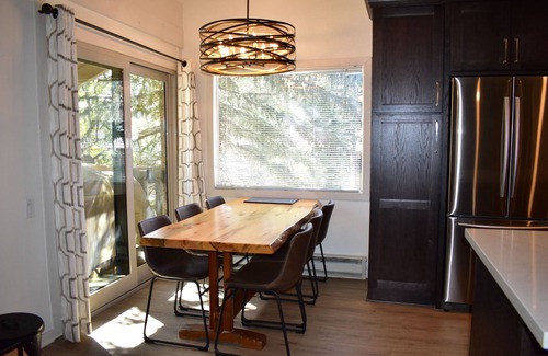 Mammoth Lakes Condo | #142 A corner unit with a view of Mammoth Mountain from the dining area