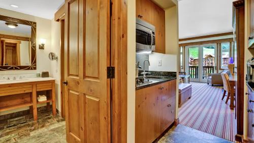Stowe Area Resort | 1428 Lodge At Spruce Peak Ski In Ski In Ski Out King Studio By Stowe Mountain Rentals