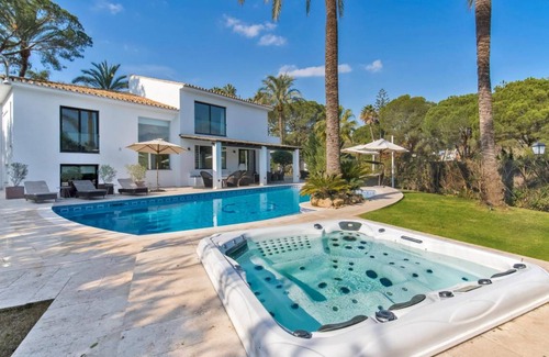 Nueva Andalucia Villa | 1450 m² Villa ∙ 5 bedrooms ∙ 12 guests