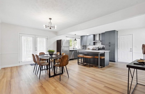 Cliftondale House | 15 Min From Airport With 3 King Beds + Game Room!