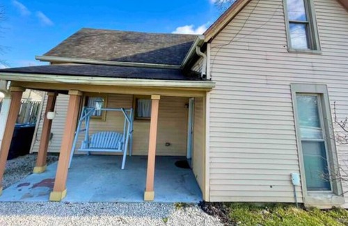 Greenwood House | 15 Min/Lucas Oil, Sleeps 10! Host w/1,000 Reviews!