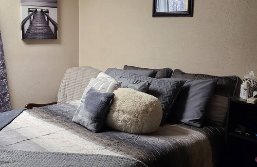 Hurst House | 15 mins to DFW airport! 1bedroom private yard
