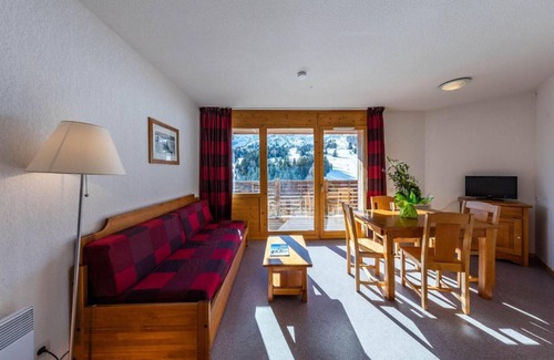 Saint-Etienne-en-Devoluy Apartment | 150m from resort center, tv, ski locker, 31m², Superdévoluy