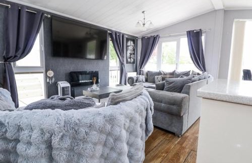 Ruthin House | 155 Woodland Hall Lyons