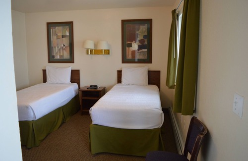 Columbia Falls Hotel | #16 FAMILY SUITE , 3 BEDS with WiFi, and AC in Columbia Falls, 20 mi to GNP