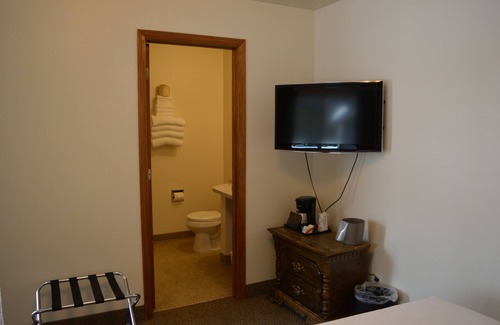 Columbia Falls Hotel | #16 FAMILY SUITE , 3 BEDS with WiFi, and AC in Columbia Falls, 20 mi to GNP