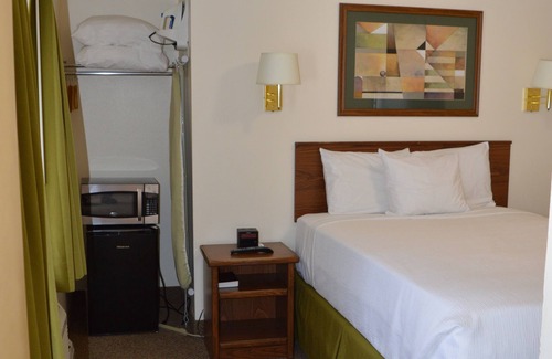 Columbia Falls Hotel | #16 FAMILY SUITE , 3 BEDS with WiFi, and AC in Columbia Falls, 20 mi to GNP