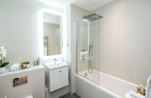 Waterloo Apartment | 16 minutes Walk To London Eye, Shard View and Balcony