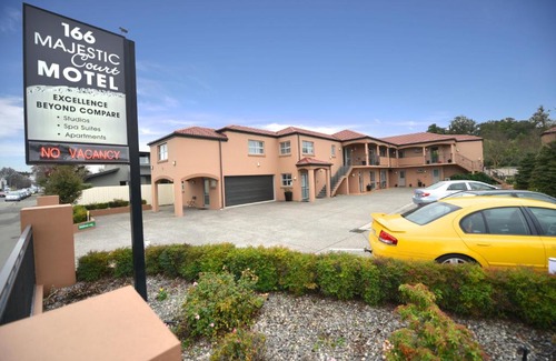 Riccarton Hotel | 166 Majestic Court Motel