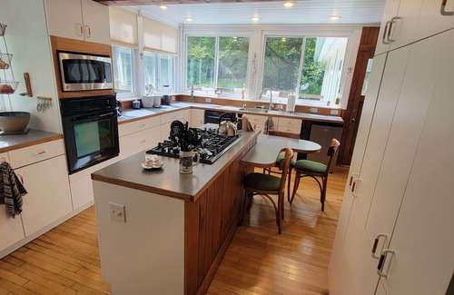 Franklin House | 1660 Guest House; Waterfall, Creek, Large Deck, Fire Ring