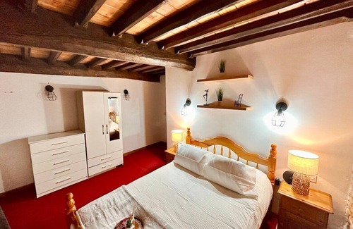 Usk Other | 16th Cent,6 bed house,15 People