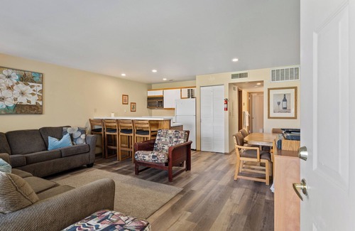 Quincy Condo | #17-Condo near large pool & shuttle to Gorge Amp-book separately