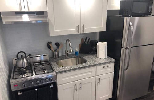Industry Apartment | 1715 1H · Homey 2 bed Apt20 min to NYC-Parking Avail