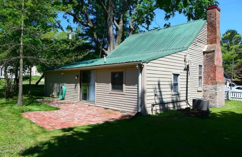 Paris House | 1790s cottage in Millersburg
