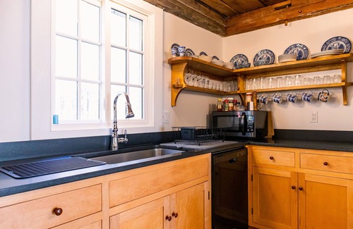 Springfield House | 1794 Pioneer House - Renovated, No Cleaning Fee