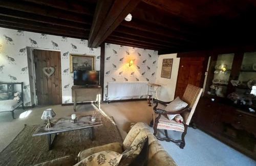 Cowbridge House | 17th century cottage on farm in Vale of Glamorgan