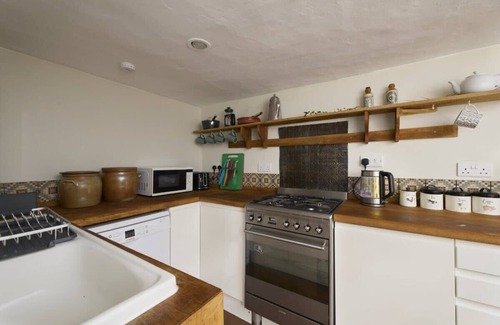 Ottery St Mary House | 17th Century Thatched Cottage, 10 Mins to Sidmouth