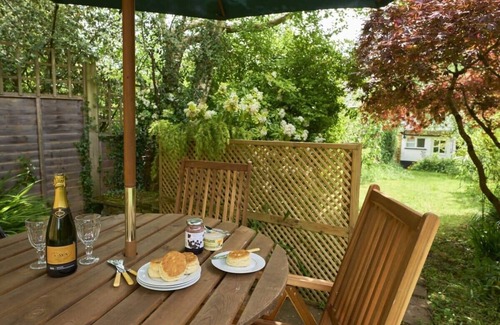 Ottery St Mary House | 17th Century Thatched Cottage, 10 Mins to Sidmouth