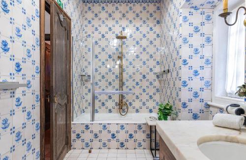 Sintra Bed & Breakfast | 17th Century Room in Villa with Snooker & HotTub - Sintra WOW
