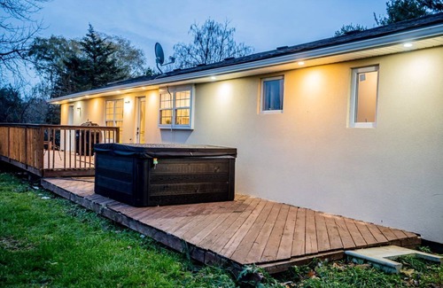 Caledon Ski Chalet | 18 Acre Cozy and Relaxing Chalet with HOT TUB!