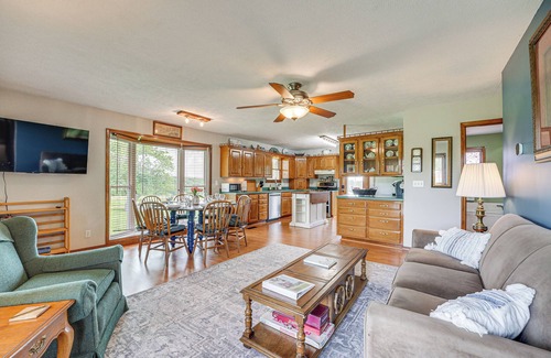 Omaha House | 18 Mi to Table Rock Lake: Pet-Friendly Ozark Home!