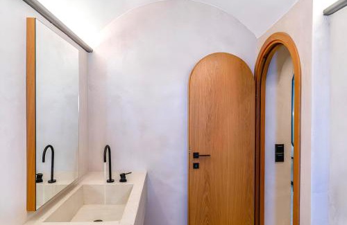 Kamari Villa | 180 Suites - RAYRISE