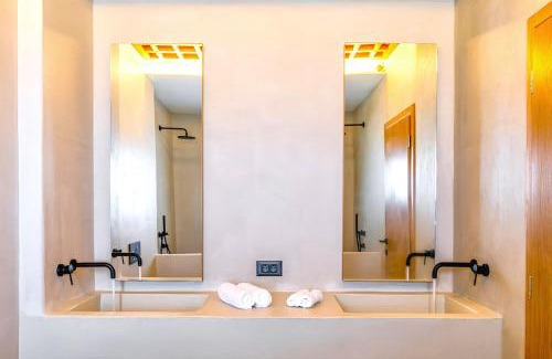 Kamari Villa | 180 Suites - RAYRISE