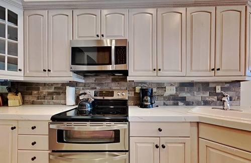 Mammoth Lakes Condo | 1849 Condos - Spacious 3 Bedrooms with Outdoor Pool & 3 Hot Tubs