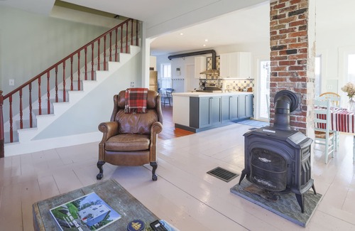 Belfast House | 1850’s 5 acre Farm on Lower Mason Pond